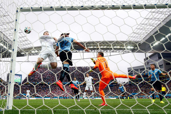 انگلیس در نیمه اول مغلوب اروگوئه شد
