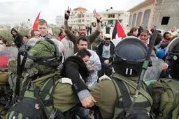 نظامیان رژیم صهیونیستی به فلسطینیان ساکن نابلس در کرانه باختری حمله کردند