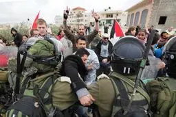 نظامیان رژیم صهیونیستی به فلسطینیان ساکن نابلس در کرانه باختری حمله کردند