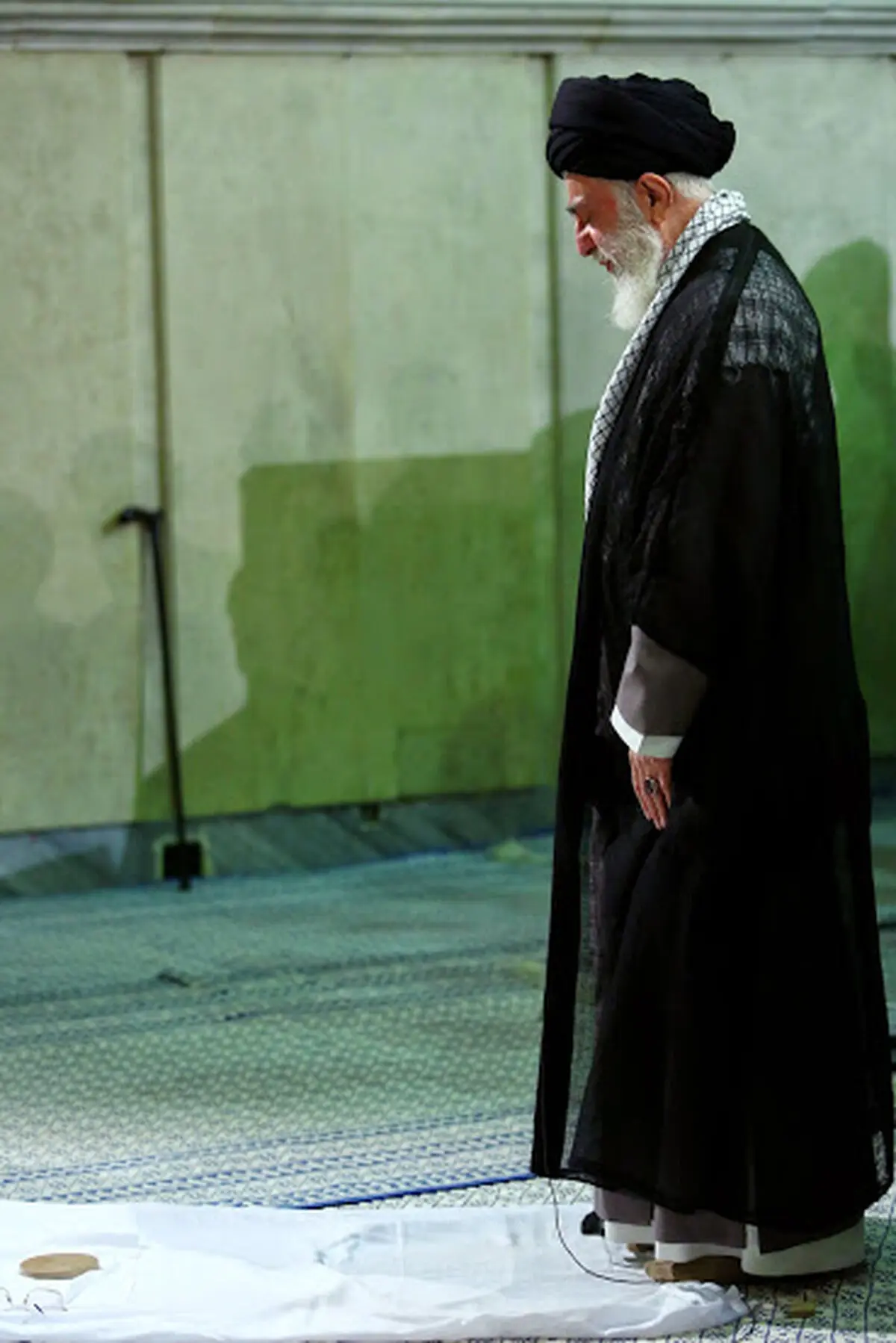  نماز ظهر و عصر در ماه رمضان به امامت حضرت آیت‌الله خامنه‌ای برگزار می‎شود