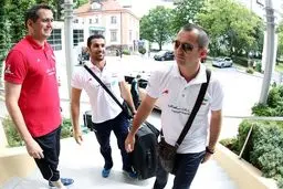 مربی و پشت خط‌زن تیم ملی والیبال با یک روز تاخیر به اردوی تیم ملی ملحق شدند