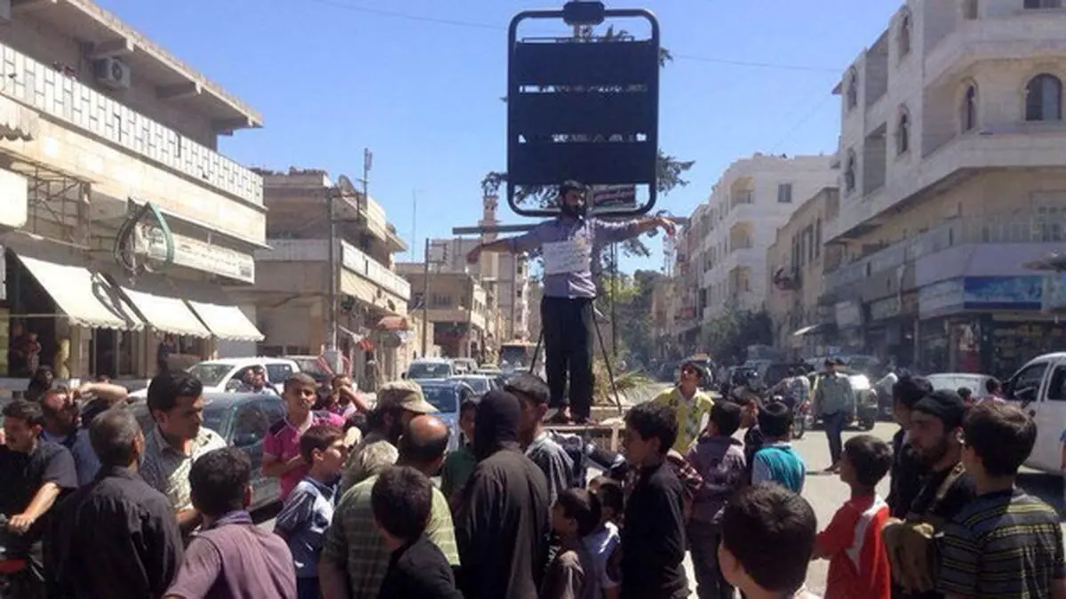 کسانی که در نماز جماعت داعش حاضر نشوند ۵۰ ضربه شلاق میخورند