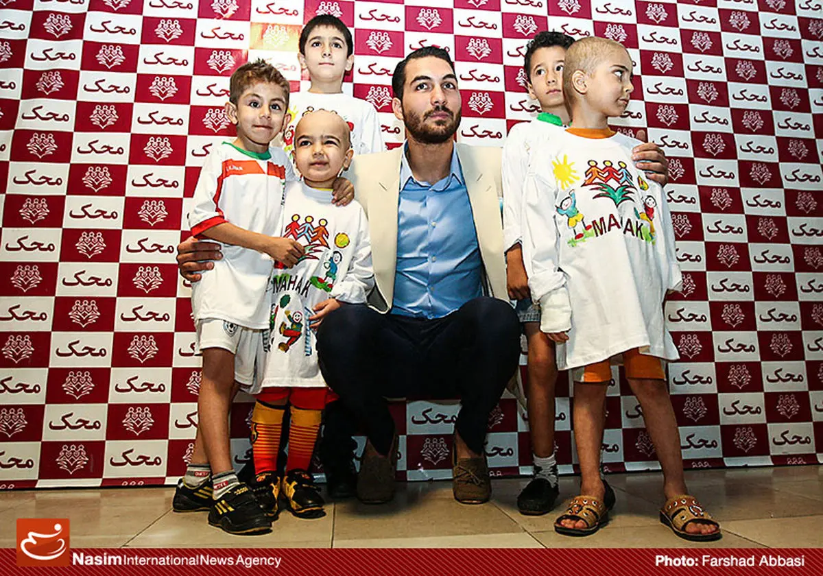 گزارش تصویری:: اهدای پیراهن علیرضا حقیقی به مؤسسه خیریه محک