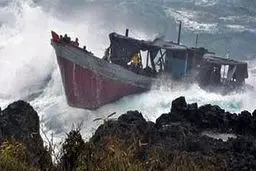 غرق شدن کشتی مهاجران در آب‌های ایتالیا، تاکنون ۳۰ کشته برجای گذاشته است