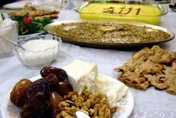 یك متخصص تغذیه: روزه‌داران از مواد غذایی غنی از املاح نظیر میوه و سبزیجات، ‏ماست و دوغ كم نمك استفاده کنند