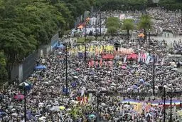 صدها هزار هنگ‌کنگی در اعتراض به 