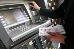 حکیمی: اضافه برداشت روزانه نسبت به سقف ۲۰۰ هزار تومان در عابر بانک‌ها تخلف است