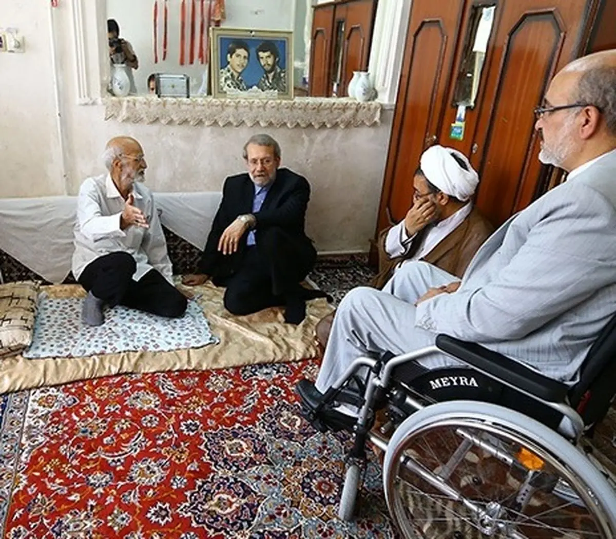 علی لاریجانی: خانواده شهدا اسوه‌های استقامت و ایثار هستند