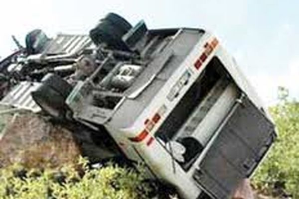 واژگونی اتوبوس در محور کوهپایه-هرند اصفهان۲۳ مجروح برجای گذاشت