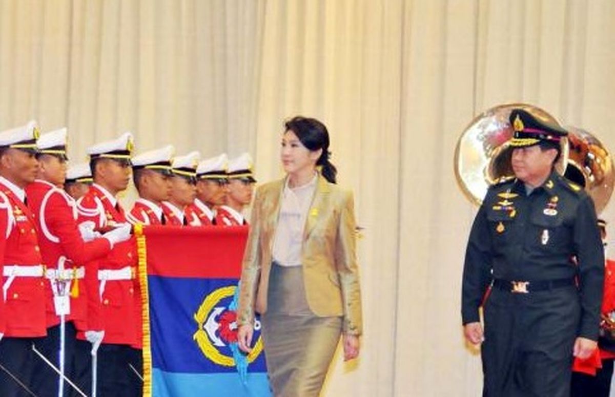 رهبران نظامی تایلند به نخست‌وزیر سابق اجازه خروج از کشور را دادند