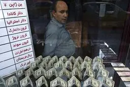 قیمت دلار در بازار پنج تومان افزایش یافت