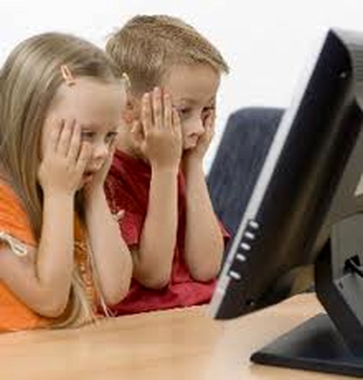 استفاده کودکان از رایانه موجب انحراف ستون فقرات و کمردرد می‌شود