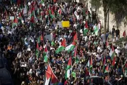 هزاران نفر از مردم کرانه باختری، تظاهرات خود را آغاز کردند