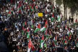 هزاران نفر از مردم کرانه باختری، تظاهرات خود را آغاز کردند