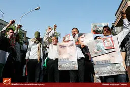 جمعی از دانشجویان، مقابل سفارت فرانسه در تهران تجمع اعتراض‌آمیز برگزار کردند