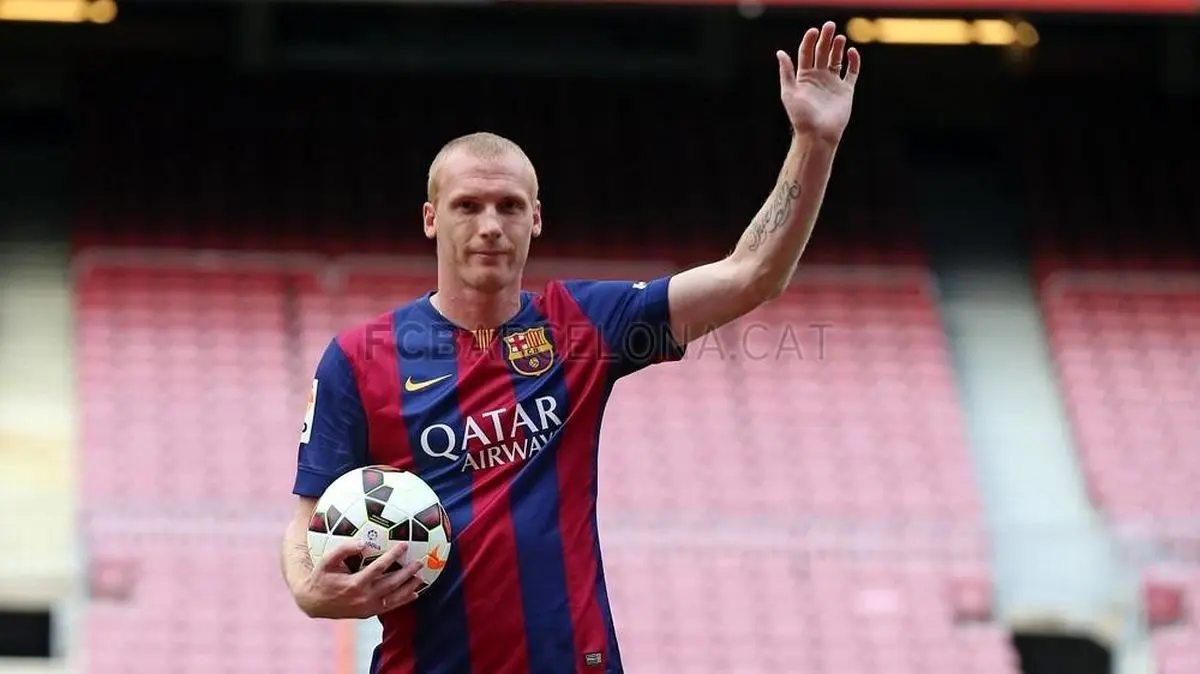 مدافع تازه‌وارد بارسلونا: هر وقت بخواهم سیگار می‌کشم