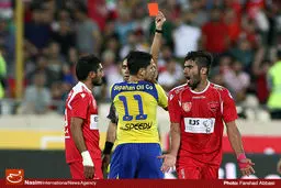 هافبک پرسپولیس: پای بازیکن نفت را زدم اما نباید اخراج می‌شدم