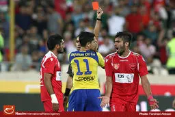 هافبک پرسپولیس: پای بازیکن نفت را زدم اما نباید اخراج می‌شدم
