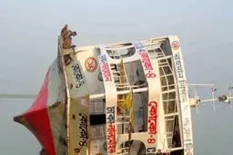 ۱۰۰ مسافر از ۲۰۰ سرنشین کشتی غرق شده بنگلادشی نجات یافته‌اند