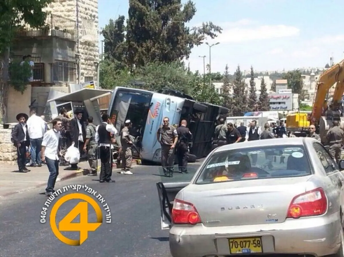 یک جوان فلسطینی در قدس اتوبوس حامل صهیونیست‌ها را واژگون کرد