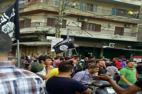 گروهی از وابستگان به جریان سلفی لبنان در حمایت از گروه‌ تروریستی جبهه النصره تجمع کردند