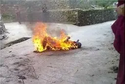 یک مرد ۵۵ ساله مقابل بانک صنعت و معدن شعبه پارک‌وی خودسوزی کرد