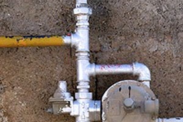 وزارت نفت ۳۲ هزار انشعاب رایگان گاز به کمیته امداد واگذار کرد