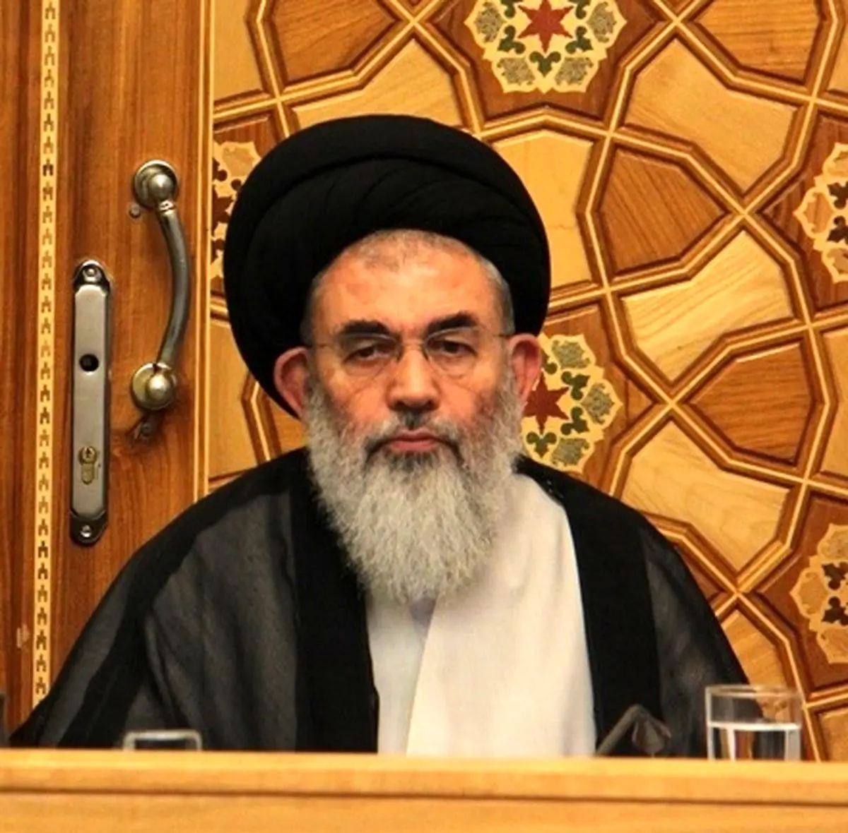 آیت‌الله دستغیب: محور برنامه‌های دهه کرامت توجه به کرامت انسانی باشد