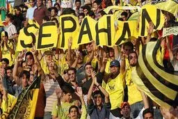 تیم فوتبال سپاهان با دو گل برابر گسترش فولاد به پیروزی رسید