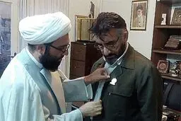 نشان خادمی کریمه اهل بیت به فرج‌الله سلحشور اعطا شد