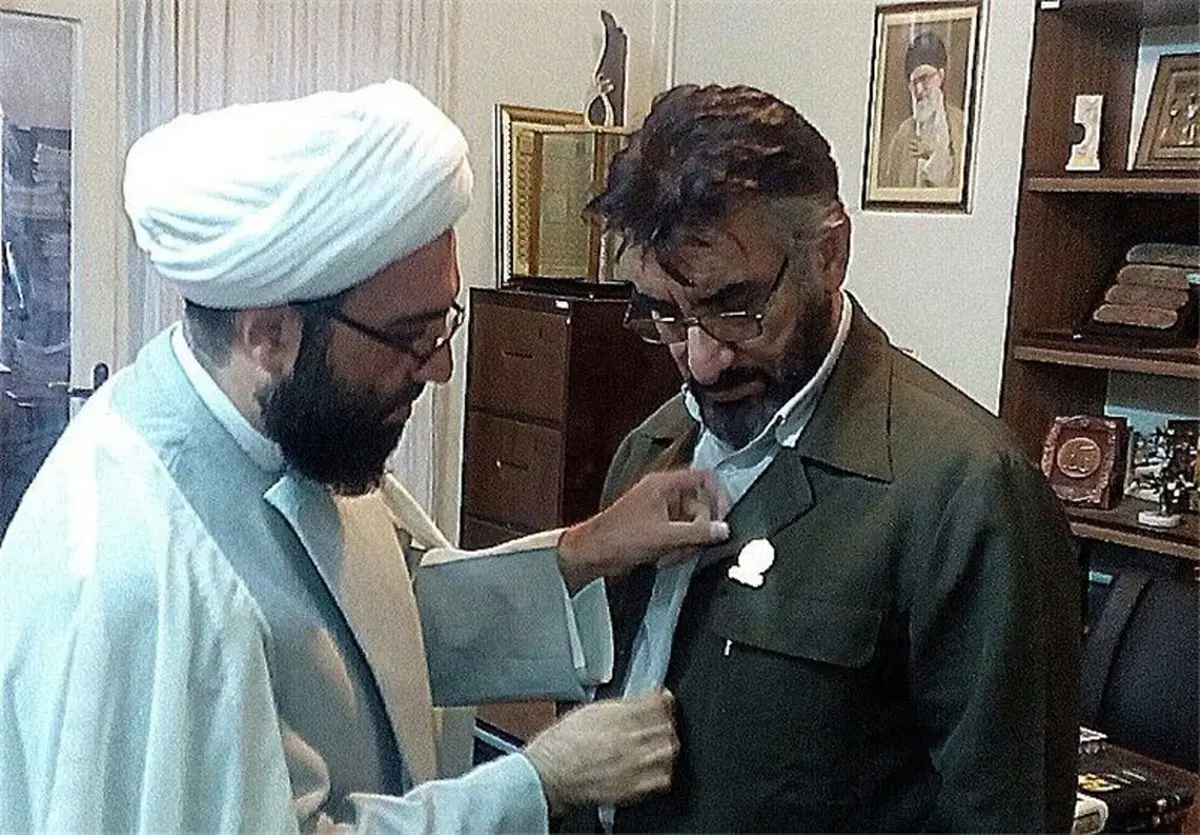 نشان خادمی کریمه اهل بیت به فرج‌الله سلحشور اعطا شد