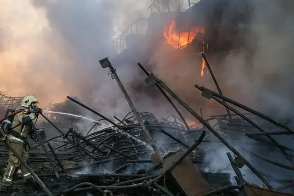 آتش در بازار آهن شادآباد مهار شد