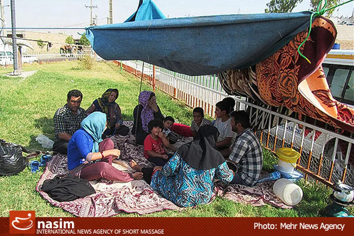 ۹۰۰ دستگاه چادر میان زلزله زدگان ایلام توزیع شد