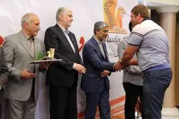 کیومرث هاشمی: دلخوری کشتی‌گیران به حق است