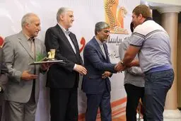 کیومرث هاشمی: دلخوری کشتی‌گیران به حق است