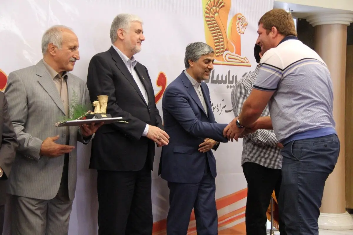 کیومرث هاشمی: دلخوری کشتی‌گیران به حق است