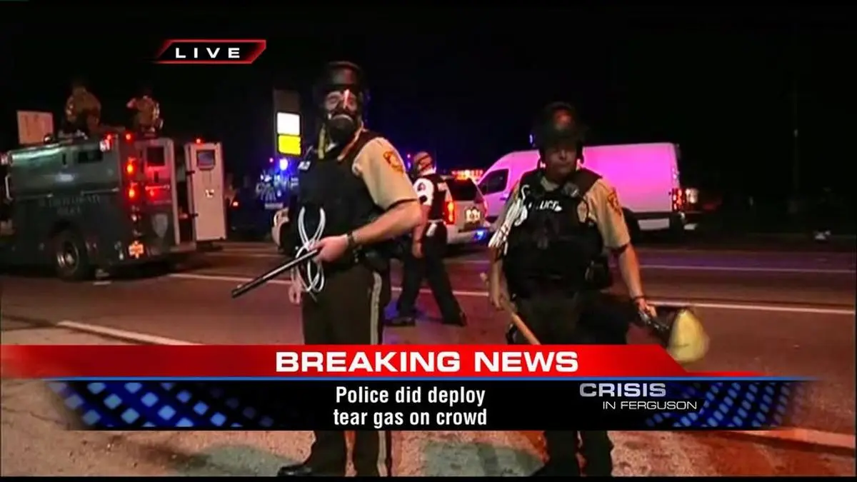 پلیس فرگوسن از گلوله‌های جنگی و گاز اشک‌آور استفاده می‌کند