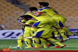 تیم فوتبال نفت تهران با سه گل صدرنشین لیگ برتر را شکست داد