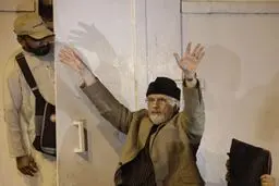 دادگاه عالی پاکستان رؤسای دو حزب مخالف را احضار کرد
