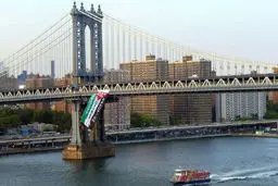 حامیان غزه، پرچم فلسطین را بر فراز پل 