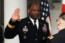 ژنرال  آمریکایی به دلیل رسوایی جنسی نظامیان این کشور در ژاپن، از سمتش برکنار شد