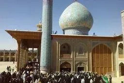 دختران شیرازی مرقد شاهچراغ(ع) را گلباران کردند