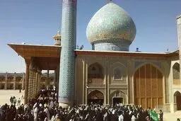 دختران شیرازی مرقد شاهچراغ(ع) را گلباران کردند