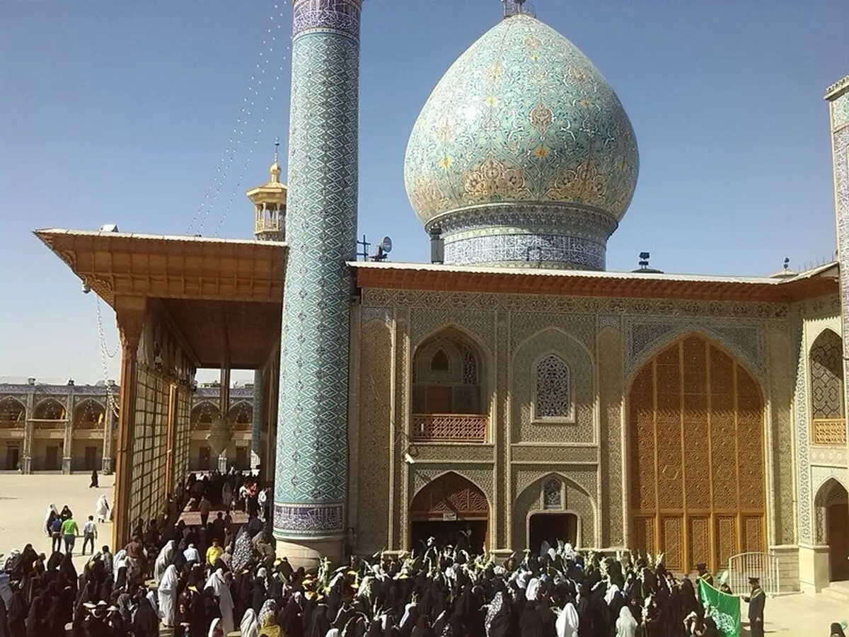 دختران شیرازی مرقد شاهچراغ(ع) را گلباران کردند