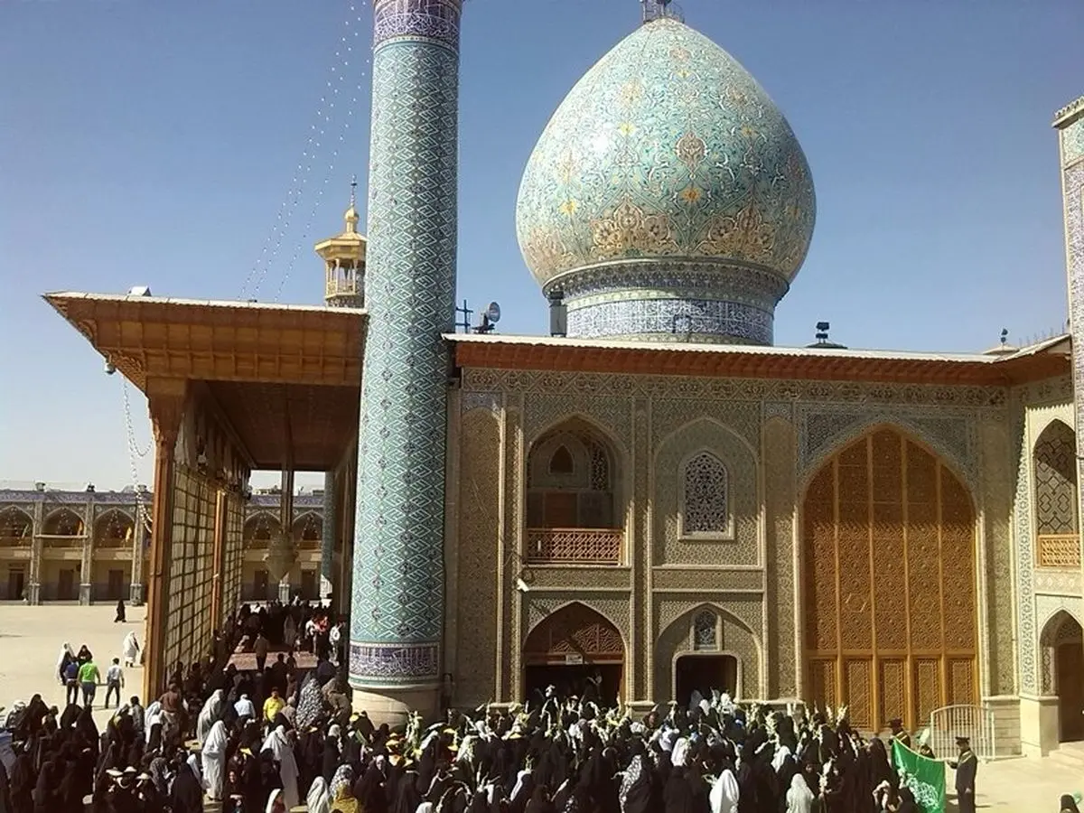 دختران شیرازی مرقد شاهچراغ(ع) را گلباران کردند