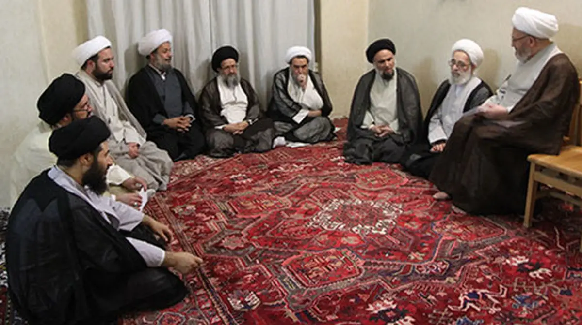 آیت‌الله سبحانی: حوزه‌های علمیه با سیاست بیگانه نباشند ولی از سیاسی‌کاری بپرهیزند