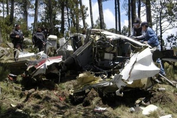 سقوط یک هواپیمای کوچک در آمریکا به کشته شدن همه پنج سرنشین آن انجامید