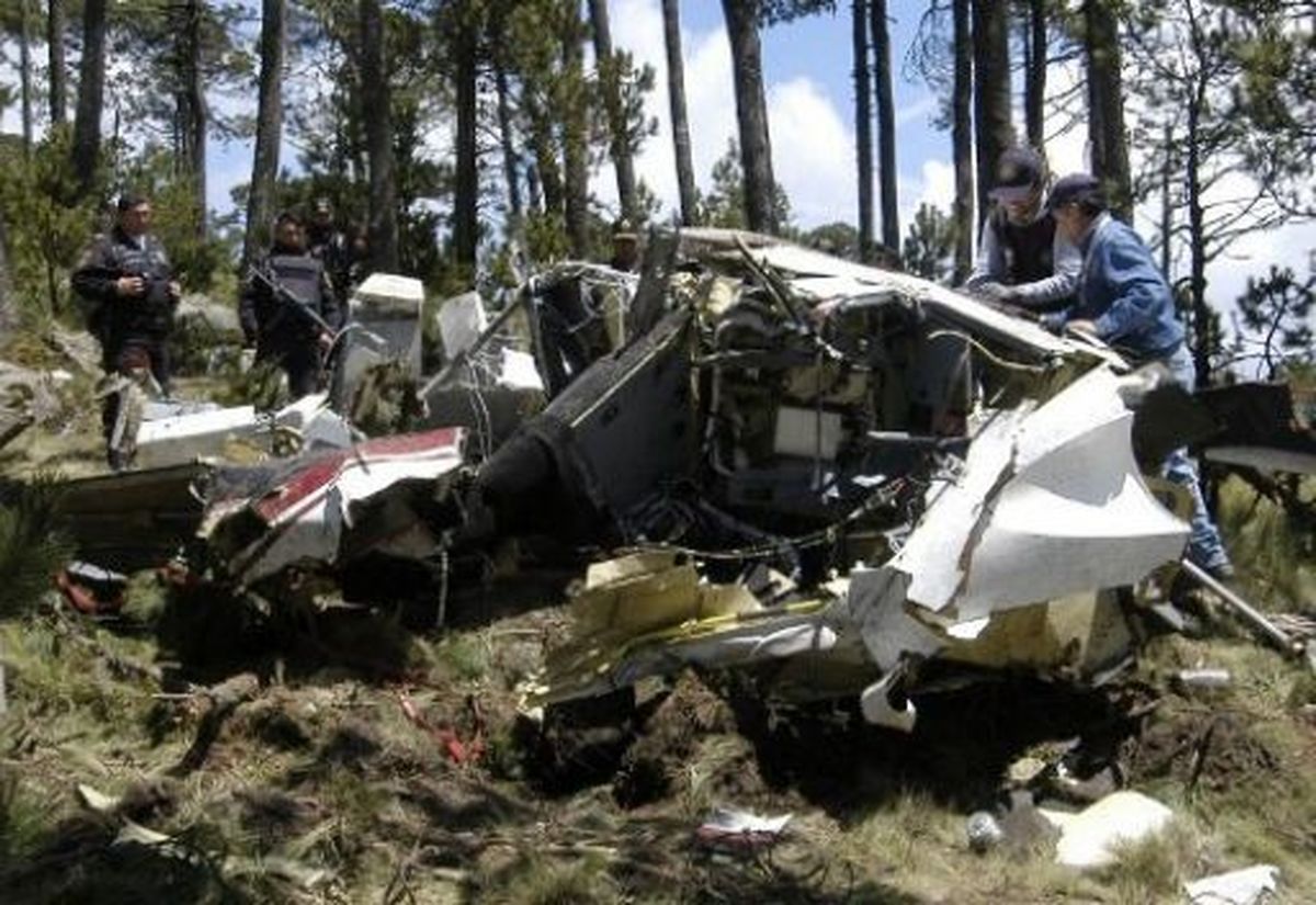 سقوط یک هواپیمای کوچک در آمریکا به کشته شدن همه پنج سرنشین آن انجامید