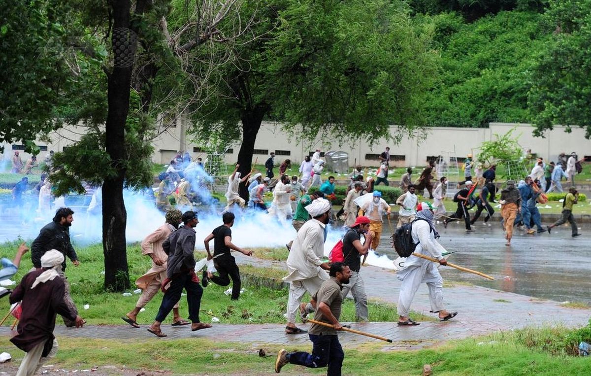 ارتش معترضان پاکستانی را از ساختمان رادیو و تلویزیون خارج کرد