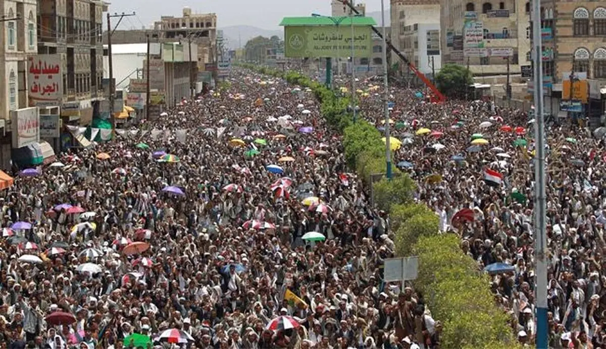 هزاران یمنی معترض در صنعا به سمت وزارت کشور حرکت کردند